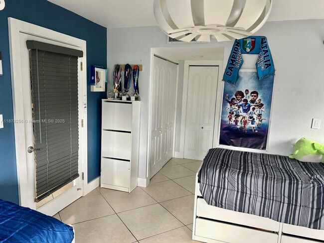 Building Photo - 6039 Collins Ave