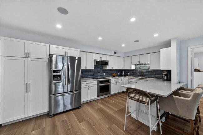 Building Photo - 700 SE 2nd Ave