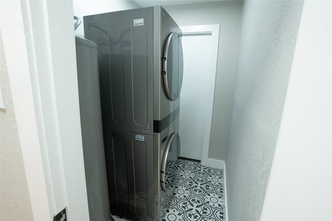 Building Photo - 10202 Cathedral Dr