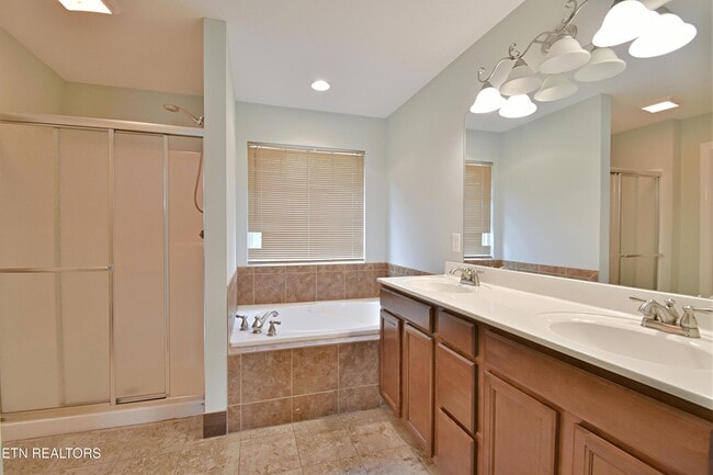 Building Photo - 3032 Oakwood Hills Ln