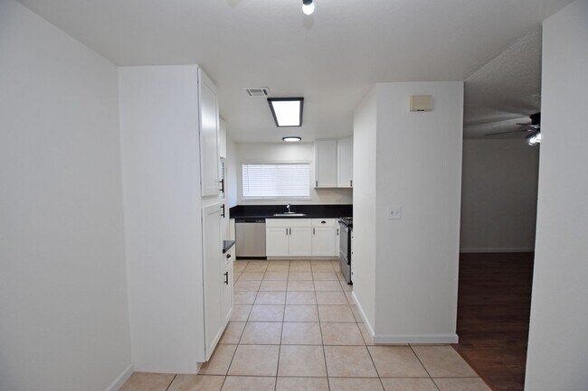 Building Photo - 4003-4003 Westporter Dr
