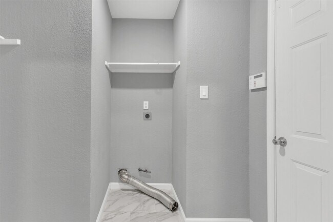Building Photo - 6923 Creek Village Dr