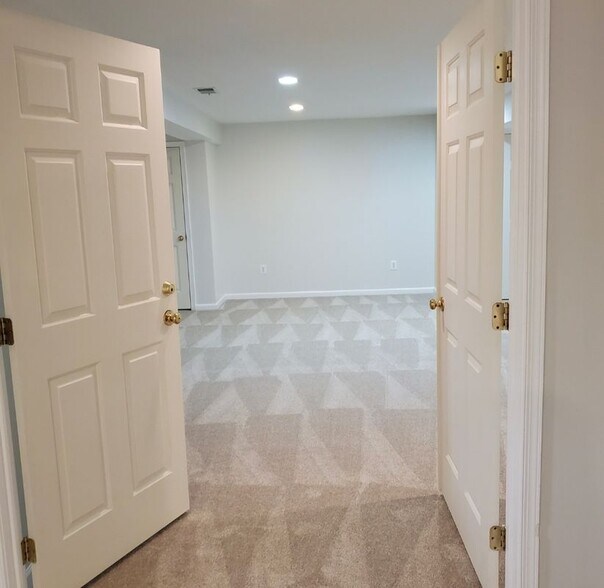 Building Photo - 3123 Sedgewick Dr