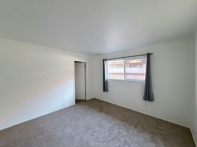 Building Photo - 670 Pine Way