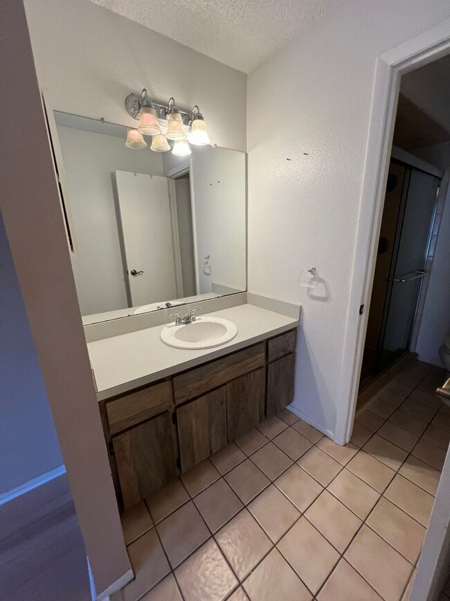 Building Photo - $1,695 ** Annual Lease ** 3 Bedroom / 2 Ba...