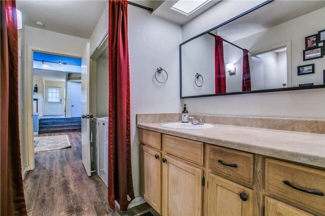 Building Photo - Beautifully Crafted 2/2.5/2 Town Home in Euless!