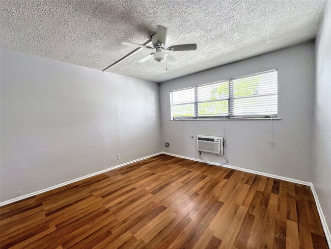 Building Photo - 625 Antioch Ave