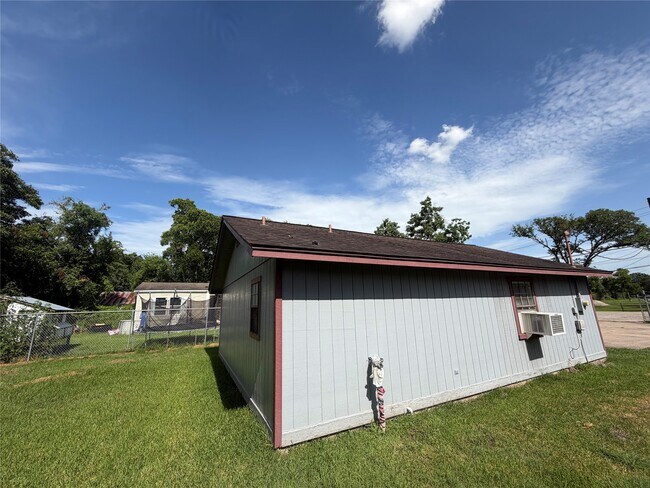 Building Photo - 516 Battlebell Rd