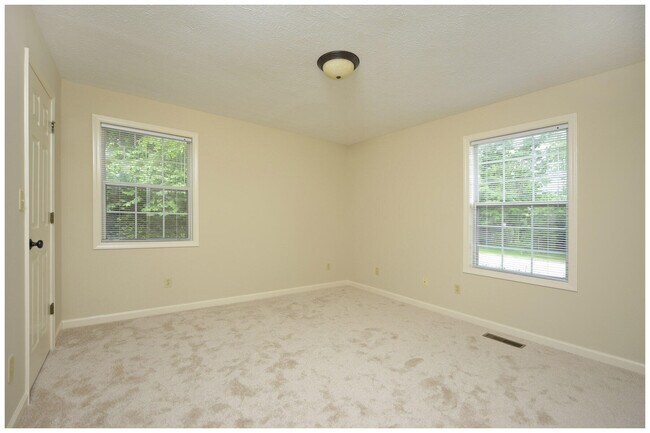 Building Photo - 107 Oakmont Ln