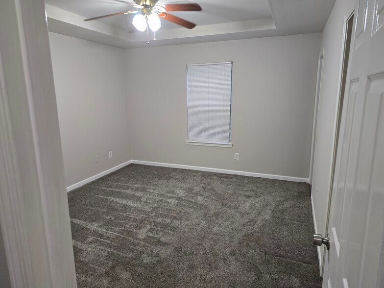Master Bed - 2016 Briar Trail Ct SW