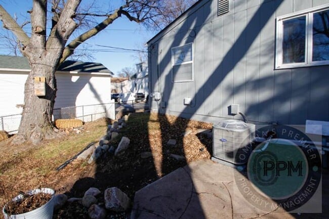 Building Photo - Fully updated 5 bedroom, 2 bathroom house