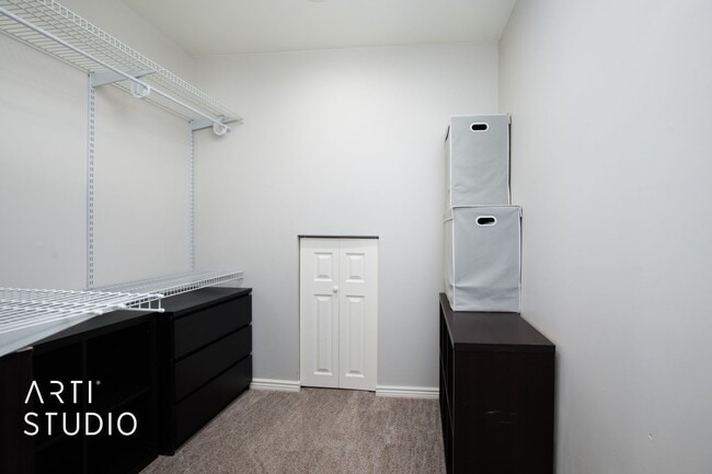Building Photo - 4 Bed 2 Bath Salt Lake Home For Rent!