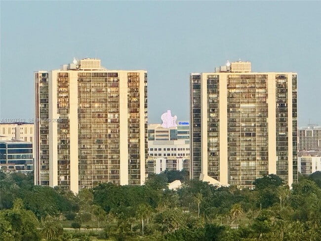 Building Photo - 3600 Mystic Pointe Dr