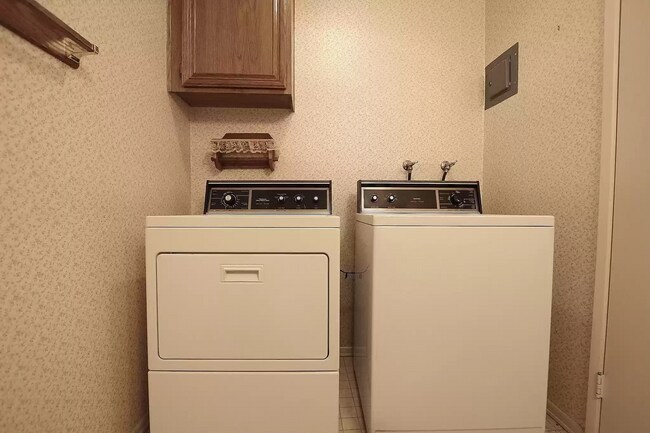 Building Photo - 424 W Avenue J5