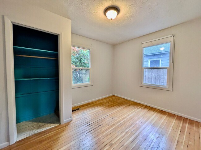 Building Photo - Darling 2 Bed 1 Bath 1940's Cottage Near M...