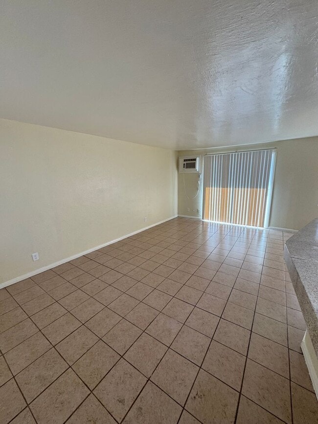 Building Photo - 2 bedroom 1 bath AVAILABlE NOW