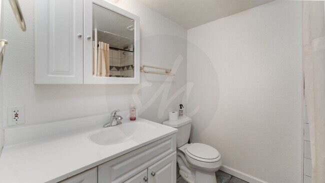 Building Photo - Beautiful Four Bedroom Home Near Broadmoor Bluffs