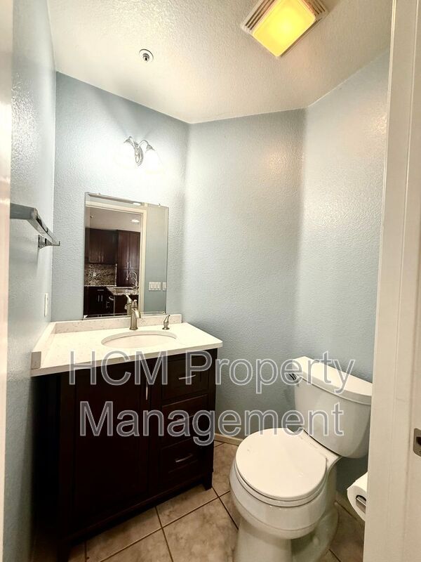 Building Photo - 301 N Navarette Pl
