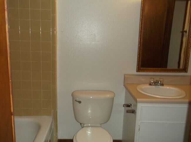 Building Photo - 2 Bed, 1 1/2 Bath, 1 Car Garage