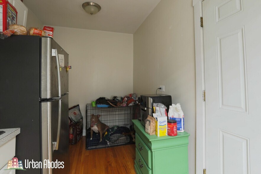 Building Photo - 816 W Cornelia Ave