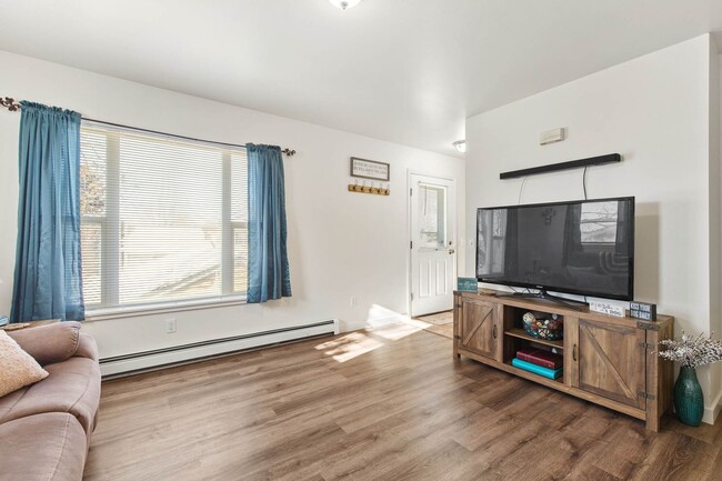 Building Photo - Great Three Bedroom Condo in Belgrade!