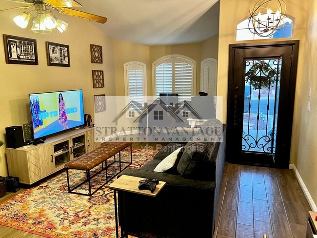 Building Photo - 4682 W Oakland St