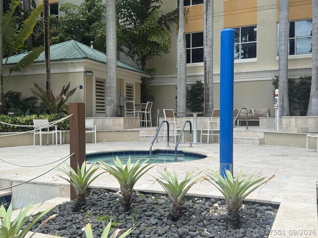 Building Photo - 700 E Boynton Beach Blvd