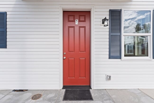 Building Photo - "Discover Comfort & Style: Spacious 3-Bed,...
