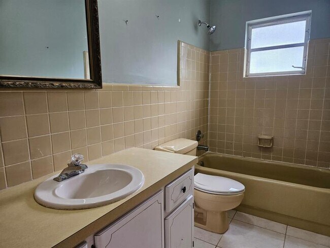 Building Photo - 7904 NW 70th Ct