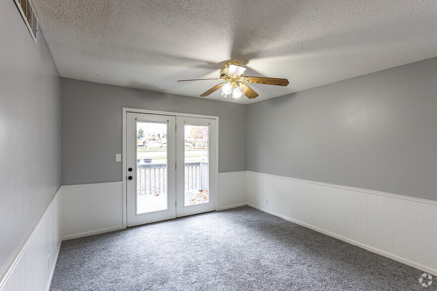 2BR, 1BA - 900 SF - Keeneland Downs Apartments