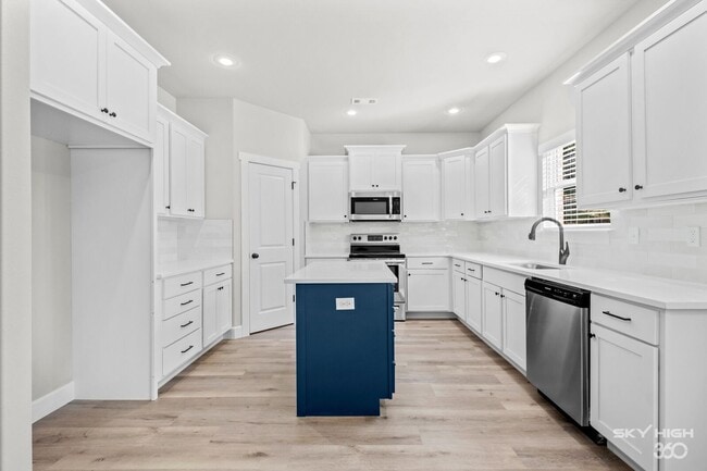 Building Photo - Newer 3 Bedroom 2 Bath home on Large lot!!!