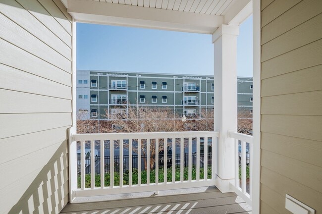 Building Photo - 3BD/3.5BA Immaculate Condo at the Oceanfront!