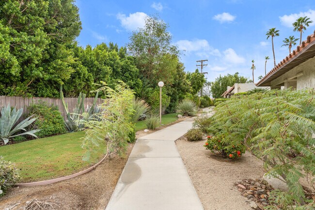 Building Photo - 2074 N Mira Vista Way