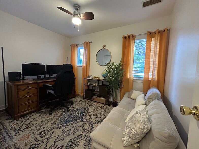 Building Photo - 4003 Eastview Ln