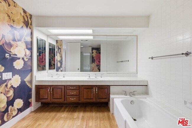 Building Photo - 211 S Spalding Dr