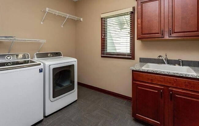 Building Photo - 8700 Wooded Point Dr