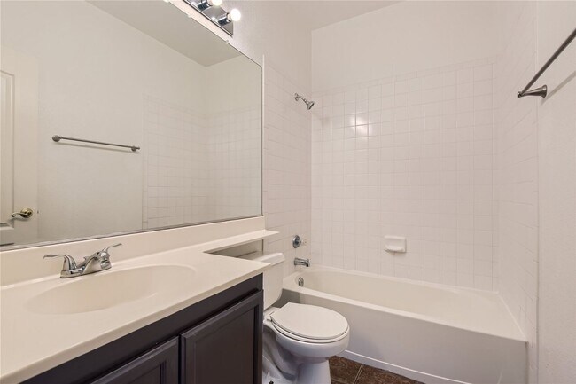 Building Photo - Northwest Condo / 2 Bedrooms / 2 Bath / 1 ...