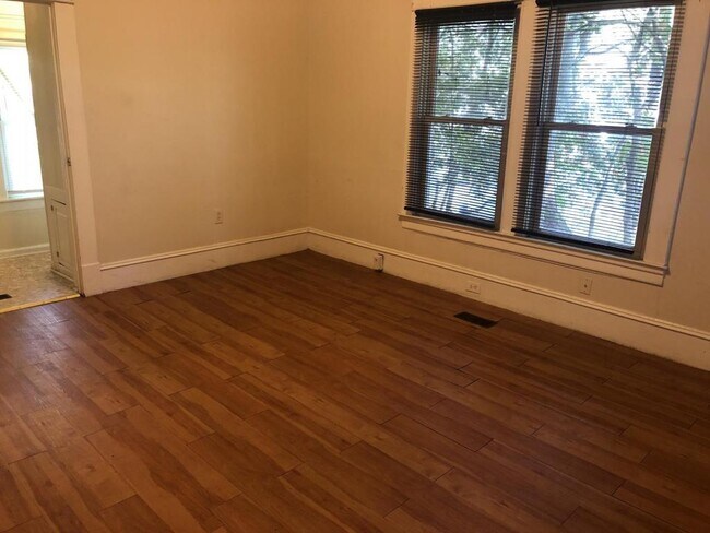 Building Photo - 1109-B Alma St