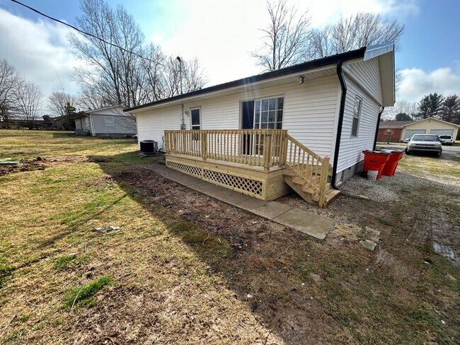Building Photo - 3 bedroom, 1 bathroom home only minutes away from the Ford plant in Glendale!