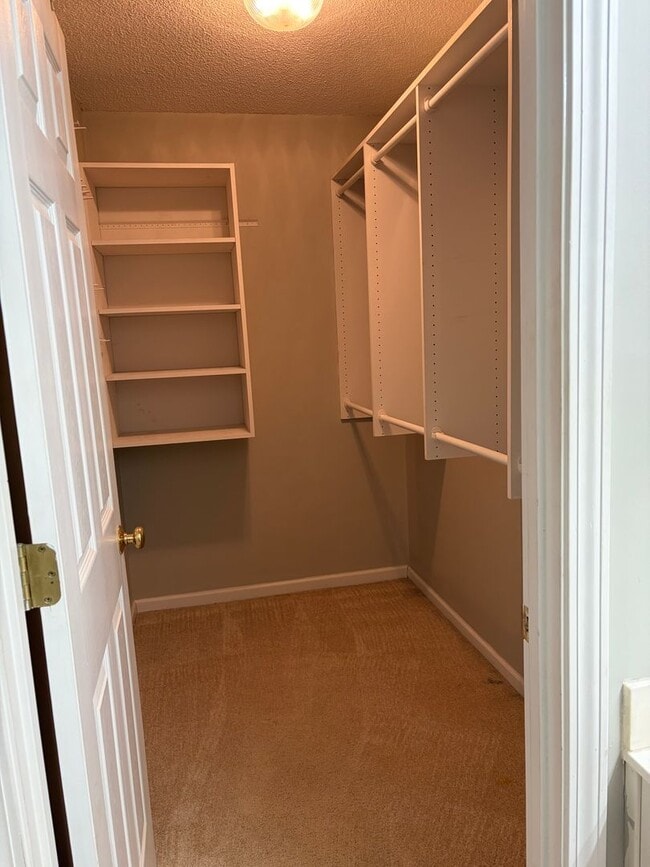 Building Photo - Charming 3 Bed 2 Bath in a gated community!!