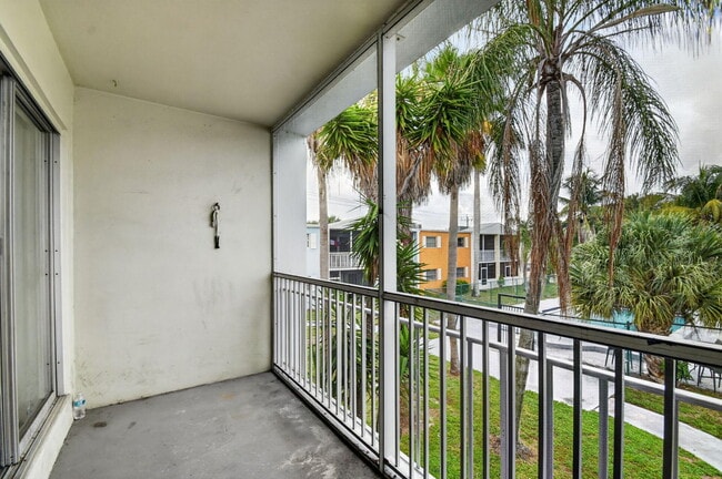 Building Photo - 1505 Crescent Cir