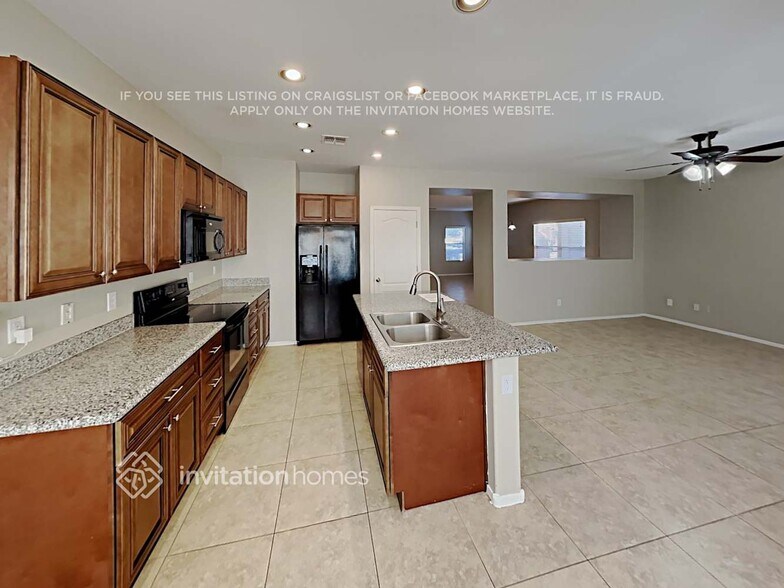 Building Photo - 21181 E Stonecrest Dr