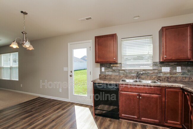 Building Photo - 213 Valerie Dr