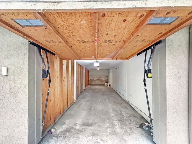 Building Photo - Great 2 bed/2bath condo w/AC, detached garage, and solar!