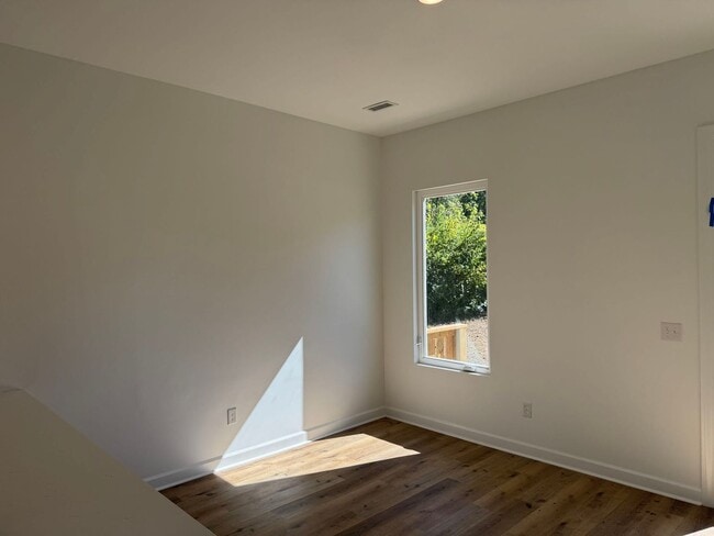Building Photo - Brand new luxury townhome on the eastside....