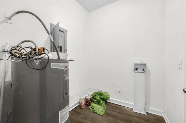 Building Photo - For Rent West Side $ 1675.00   3 bedroom/2...