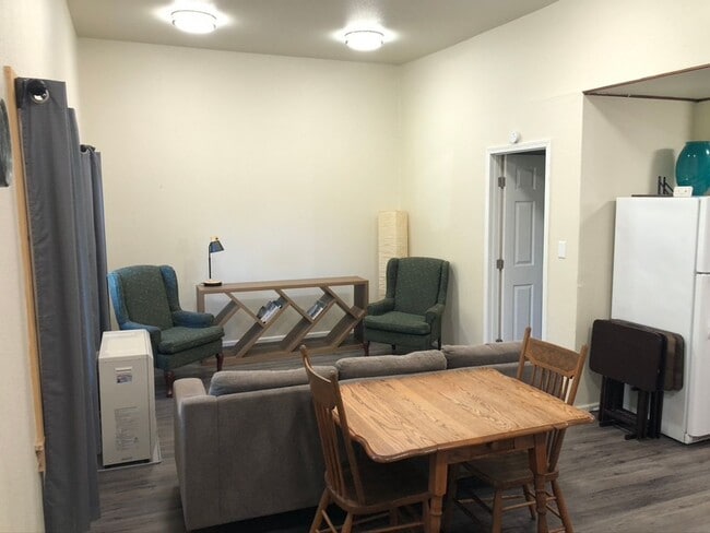 Building Photo - Newly remodeled - 1 bed - 1 bath off Rosie Creek