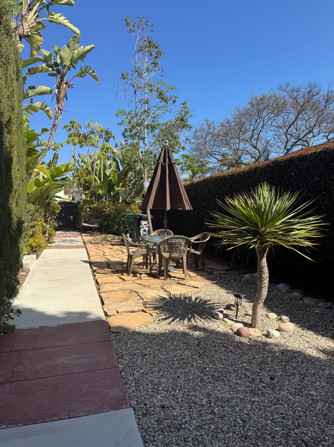 Building Photo - Charming 1-Bedroom Garden Cottage w/Garage...