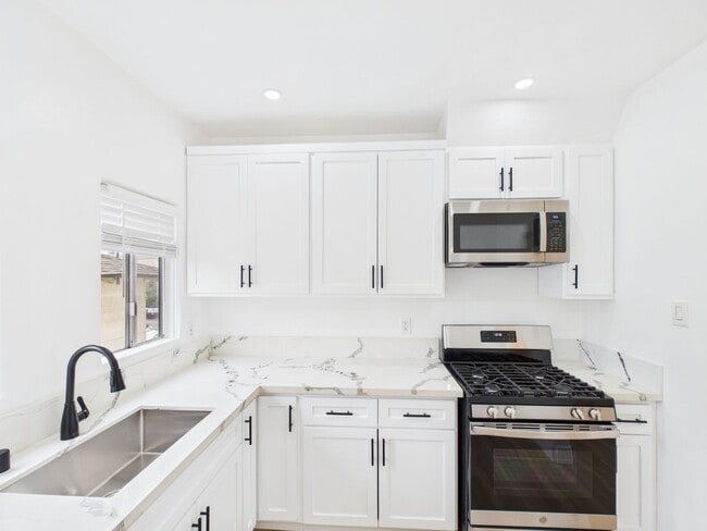 Building Photo - 1533 E 3rd St