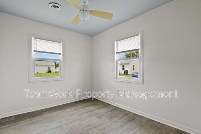 Building Photo - 3033 Azalea Dr